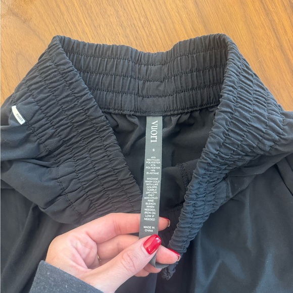 Vuori Villa Short - Black - Picture 2 of 3